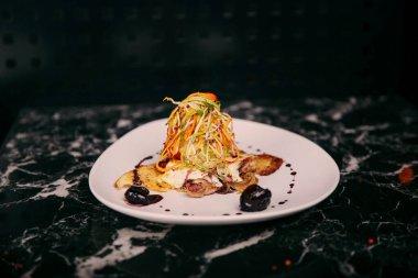 Masada köri soslu tavuk.