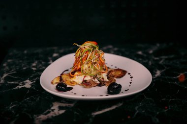 Masada köri soslu tavuk.