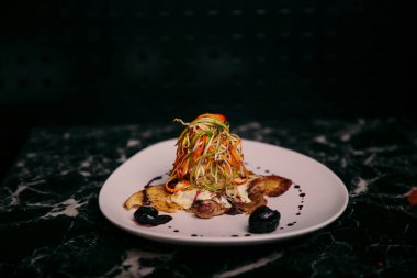 Masada köri soslu tavuk.