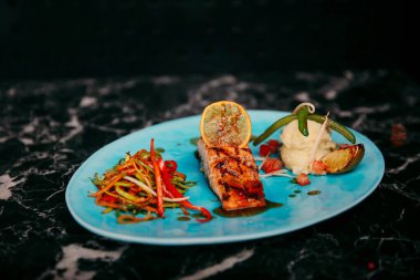 Masada lezzetli tavuk yemeği