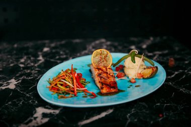 Masada köri soslu tavuk.