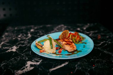 Masada köri soslu tavuk.