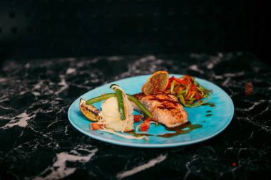 Masada köri soslu tavuk.