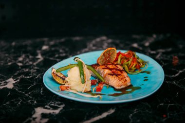 Masada köri soslu tavuk.