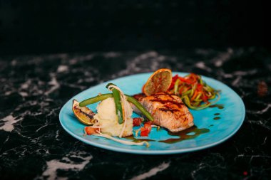 Masada köri soslu tavuk.