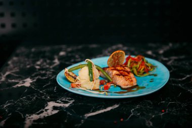 Masada köri soslu tavuk.