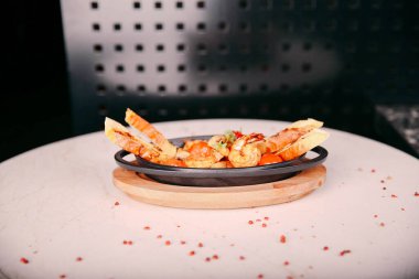 Masada lezzetli tavuk yemeği