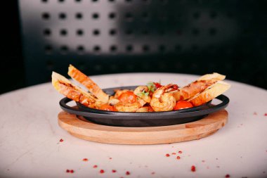 Masada lezzetli tavuk yemeği