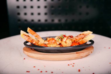 Masada lezzetli tavuk yemeği