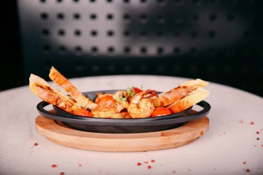 Masada lezzetli tavuk yemeği