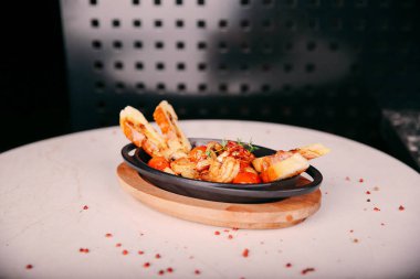 Masada lezzetli tavuk yemeği