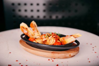 Masada lezzetli tavuk yemeği