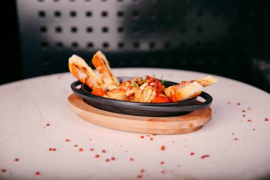 Masada lezzetli tavuk yemeği