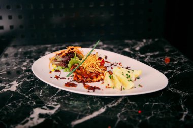 Masada köri soslu tavuk.