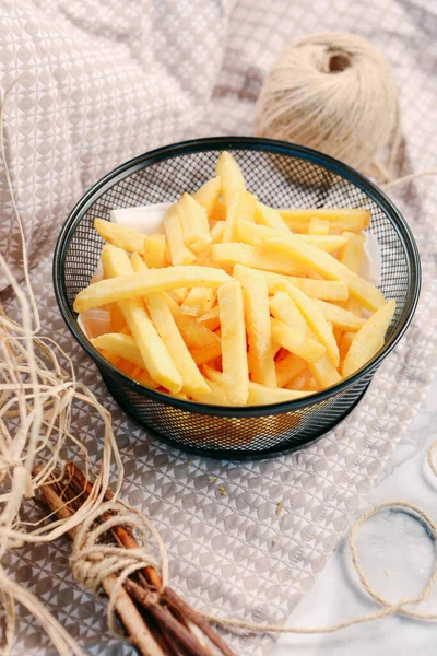 Deliciosos Petiscos Batatas Fritas Anéis Cebola Pãezinhos Salsichas Mesa — Fotografia de Stock