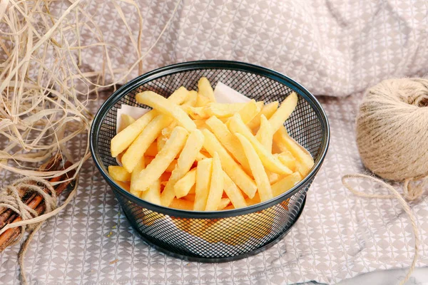 Delicioso Plato Aperitivos Papas Fritas Aros Cebolla Rollos Primavera Salchichas —  Fotos de Stock