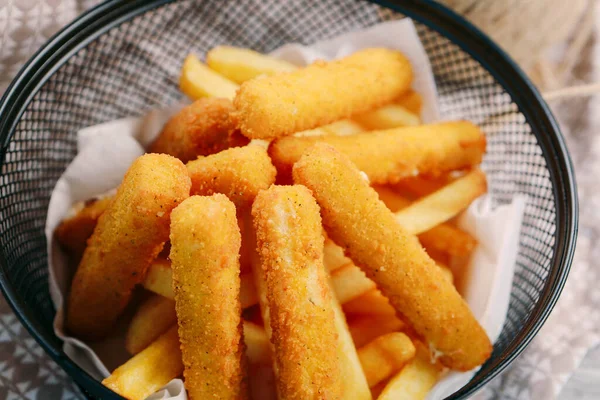 Delicioso Plato Aperitivos Papas Fritas Aros Cebolla Rollos Primavera Salchichas —  Fotos de Stock