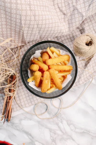 Delicioso Plato Aperitivos Papas Fritas Aros Cebolla Rollos Primavera Salchichas — Foto de Stock