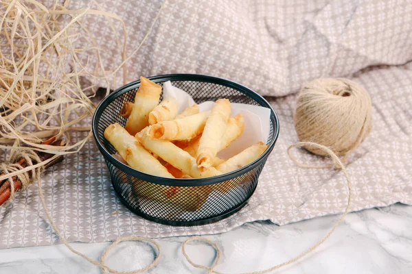 Deliciosos Petiscos Batatas Fritas Anéis Cebola Pãezinhos Salsichas Mesa — Fotografia de Stock