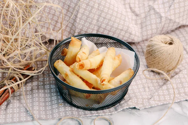 Νόστιμο Σνακ Πιάτο Τηγανητές Πατάτες Δαχτυλίδια Κρεμμυδιού Ρολό Άνοιξης Λουκάνικα — Φωτογραφία Αρχείου