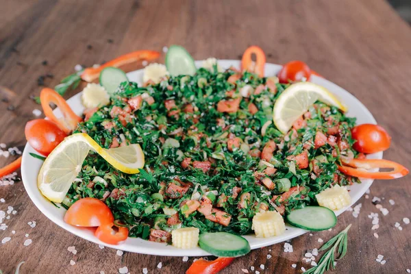 Frisse Salade Plate Met Gemengde Greens — Stockfoto