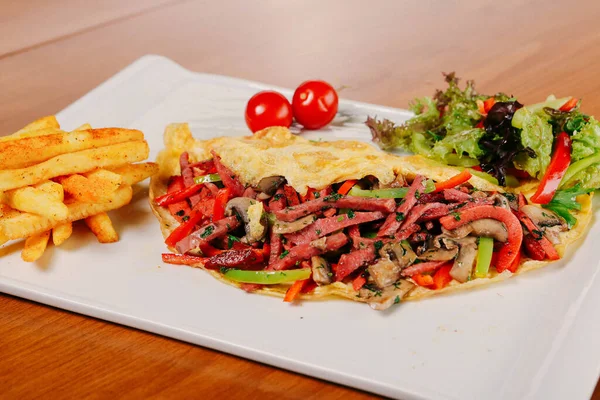 Et ve kahvaltı tabağıyla nefis omlet..