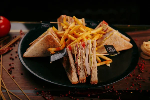 Leckeres Hühnersandwich Auf Dem Tisch — Stockfoto