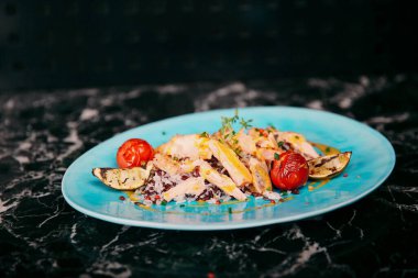 Masada lezzetli tavuk yemeği