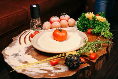 Taze sebzeler, un ve baharatlar masada..