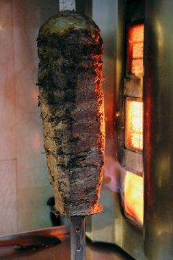 Bir aşçı doğruyor, kebap yapıyor.