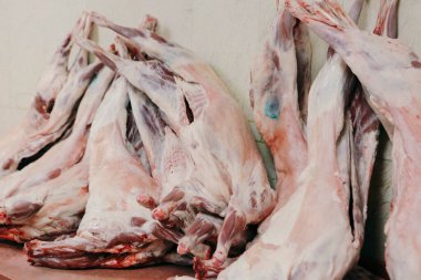 Büyük çiğ domuz eti pişirmeye hazır.