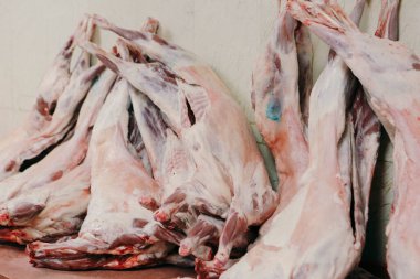 Büyük çiğ domuz eti pişirmeye hazır.