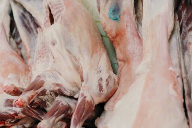 Büyük çiğ domuz eti pişirmeye hazır.