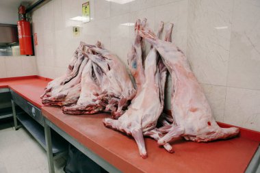 Mutfakta çiğ domuz eti var.