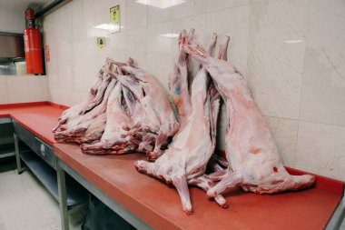 Mutfakta çiğ domuz eti var.