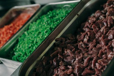 Çelik kaplarda sebze ve et.