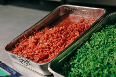 Çelik kaplarda sebze ve et.