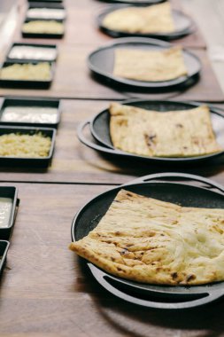 Ekmek, lavaş beyaz masada.