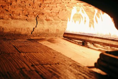 Bir restoranda, pide veya pide ekmeğinde fırında veya sobada pişiyor. Fırın ya da fırın konsepti resmi.