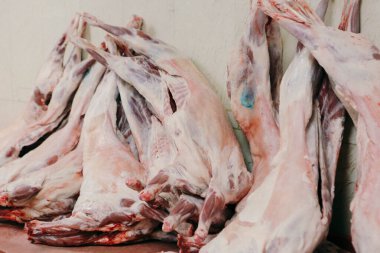 Mutfakta çiğ domuz eti var.