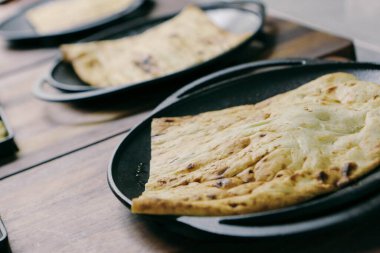 Ekmek, lavaş beyaz masada.