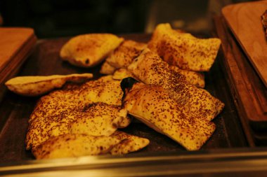 Ekmek, lavaş beyaz masada.