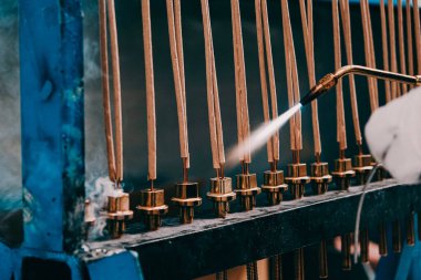 Fabrikadaki üretim tesisleri, işçiler, kaynakçılar, boya püskürtme. 