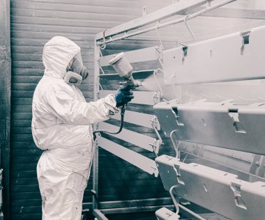 Fabrikadaki üretim tesisleri, işçiler, kaynakçılar, boya püskürtme. 