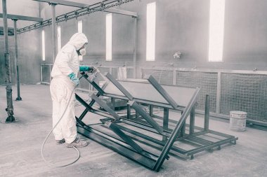 Fabrikadaki üretim tesisleri, işçiler, kaynakçılar, boya püskürtme. 