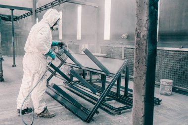 Fabrikadaki üretim tesisleri, işçiler, kaynakçılar, boya püskürtme. 