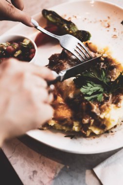 Masada lezzetli tavuk yemeği