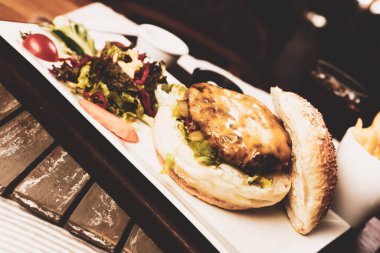 Taze sebzeli ev yapımı hamburger.