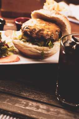 Taze sebzeli ev yapımı hamburger.