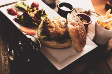 Taze sebzeli ev yapımı hamburger.